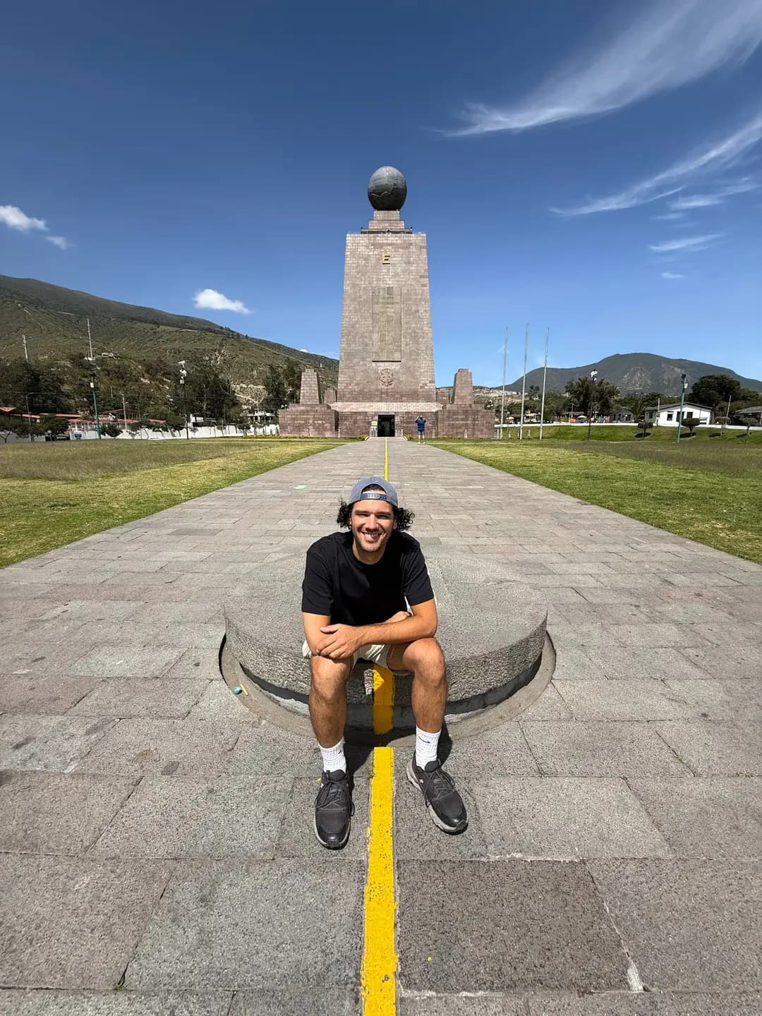 Fabio Belnome en la Mitad del Mundo, Ecuador