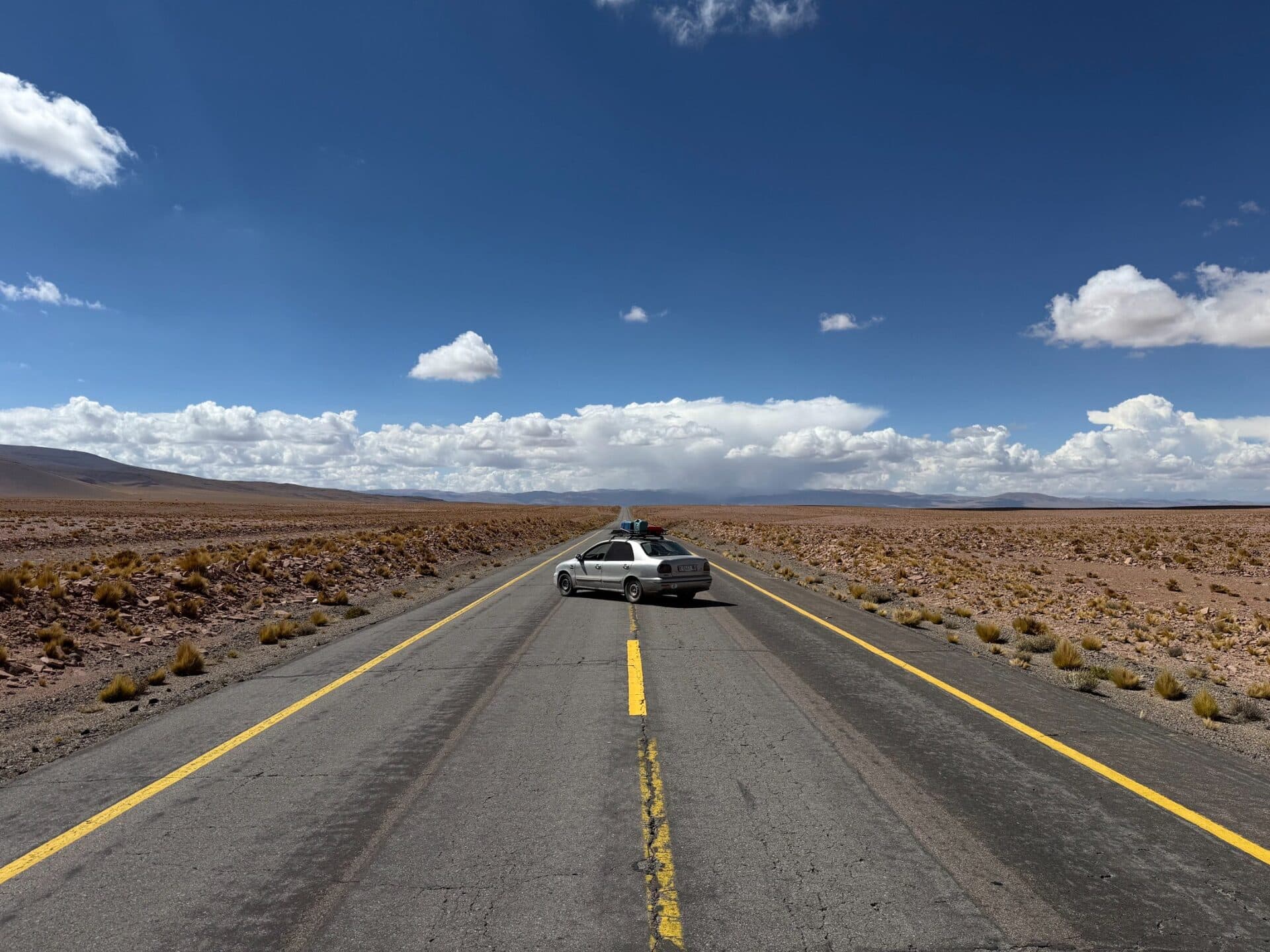 El Fiat Marea de Volata di Peluca en una carretera del desierto de Atacama, Chile