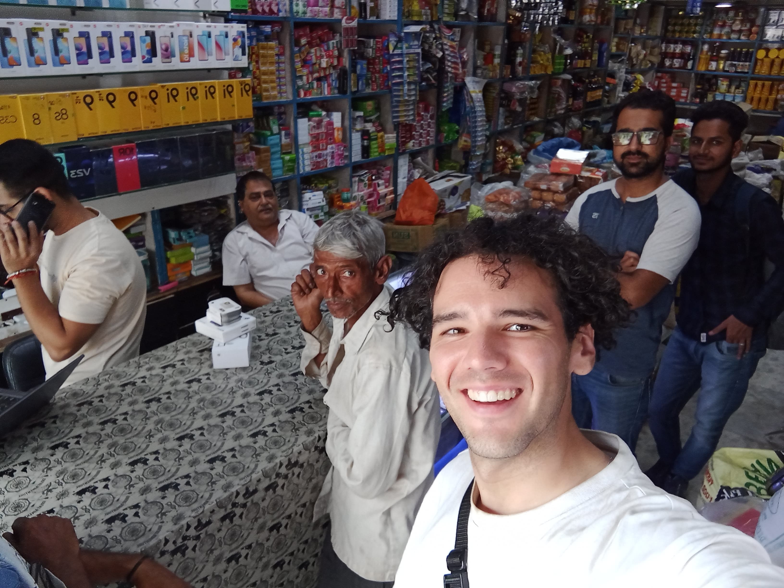 Fabio buying the Xiaomi in India