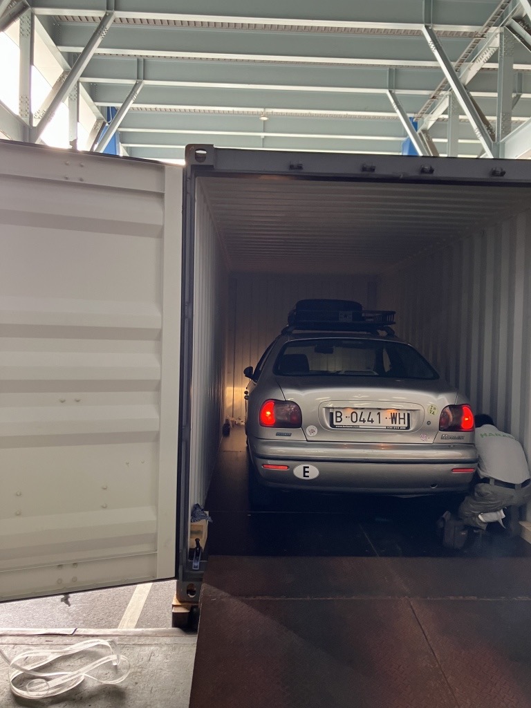 El Fiat Marea dentro de un contenedor en Japón